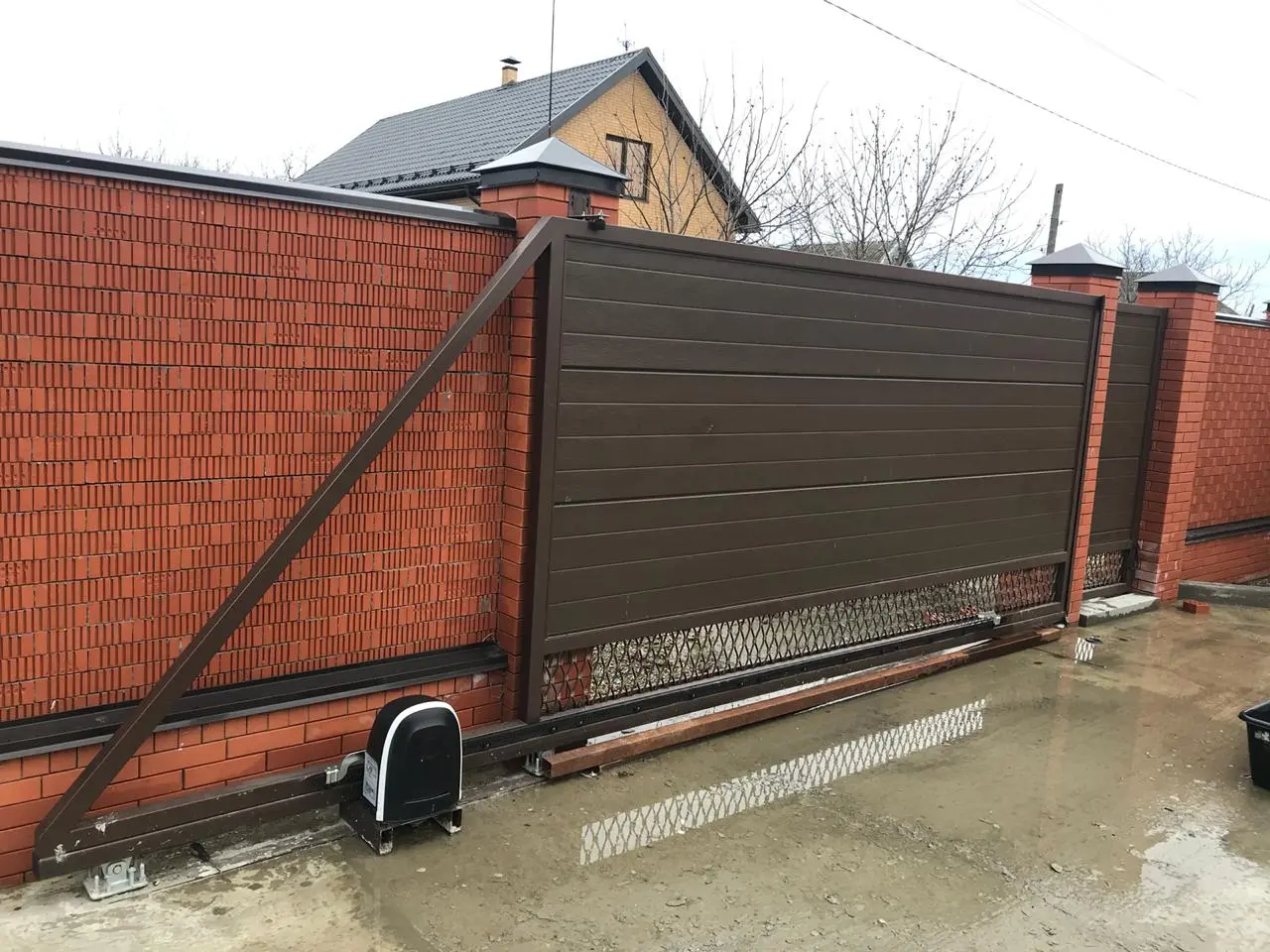 Консольные ворота с заполнением сэндвич-панелями — вид 6
