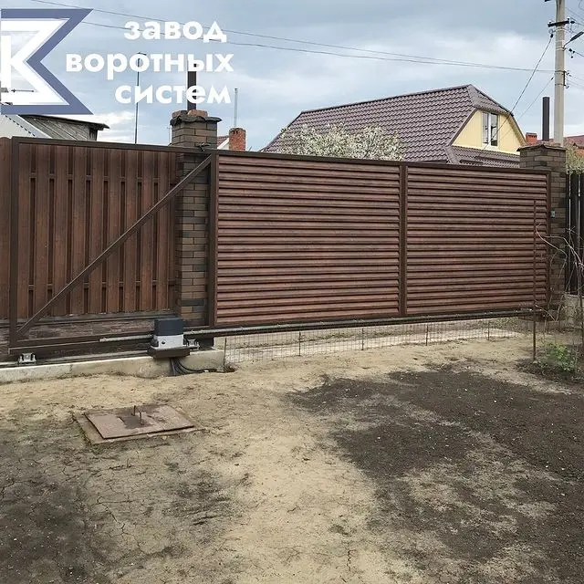 Консольные ворота с жалюзийным заполнением — вид 10