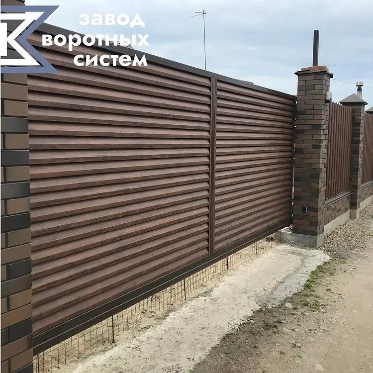 Консольные ворота с жалюзийным заполнением — вид 4
