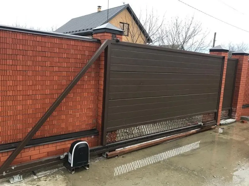 Консольные ворота с заполнением сэндвич-панелями — вид 4