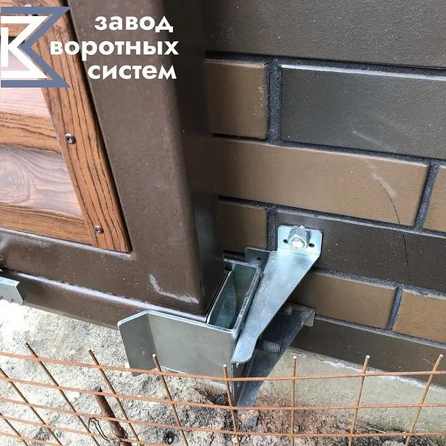 Консольные ворота с жалюзийным заполнением — вид 1