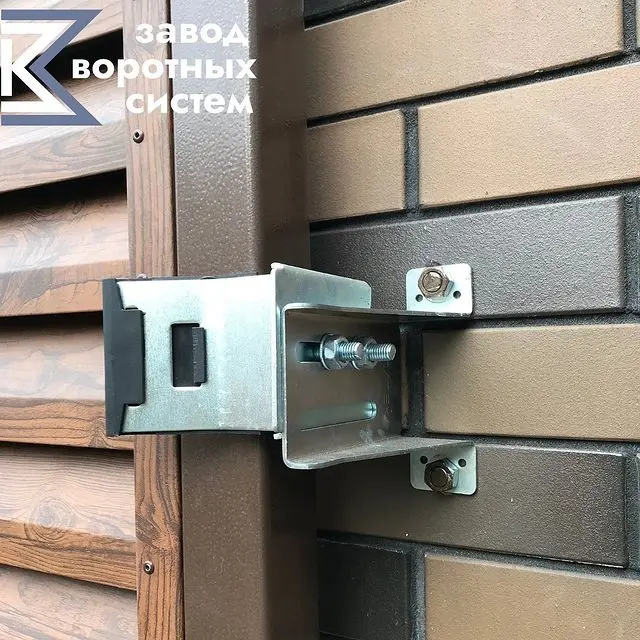 Консольные ворота с жалюзийным заполнением — вид 3